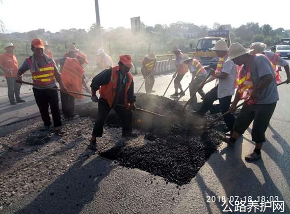 陕西：眉县公路段积极开展雨后路面病害修复工作